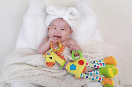 宝鸡三个月宝宝正确抱姿